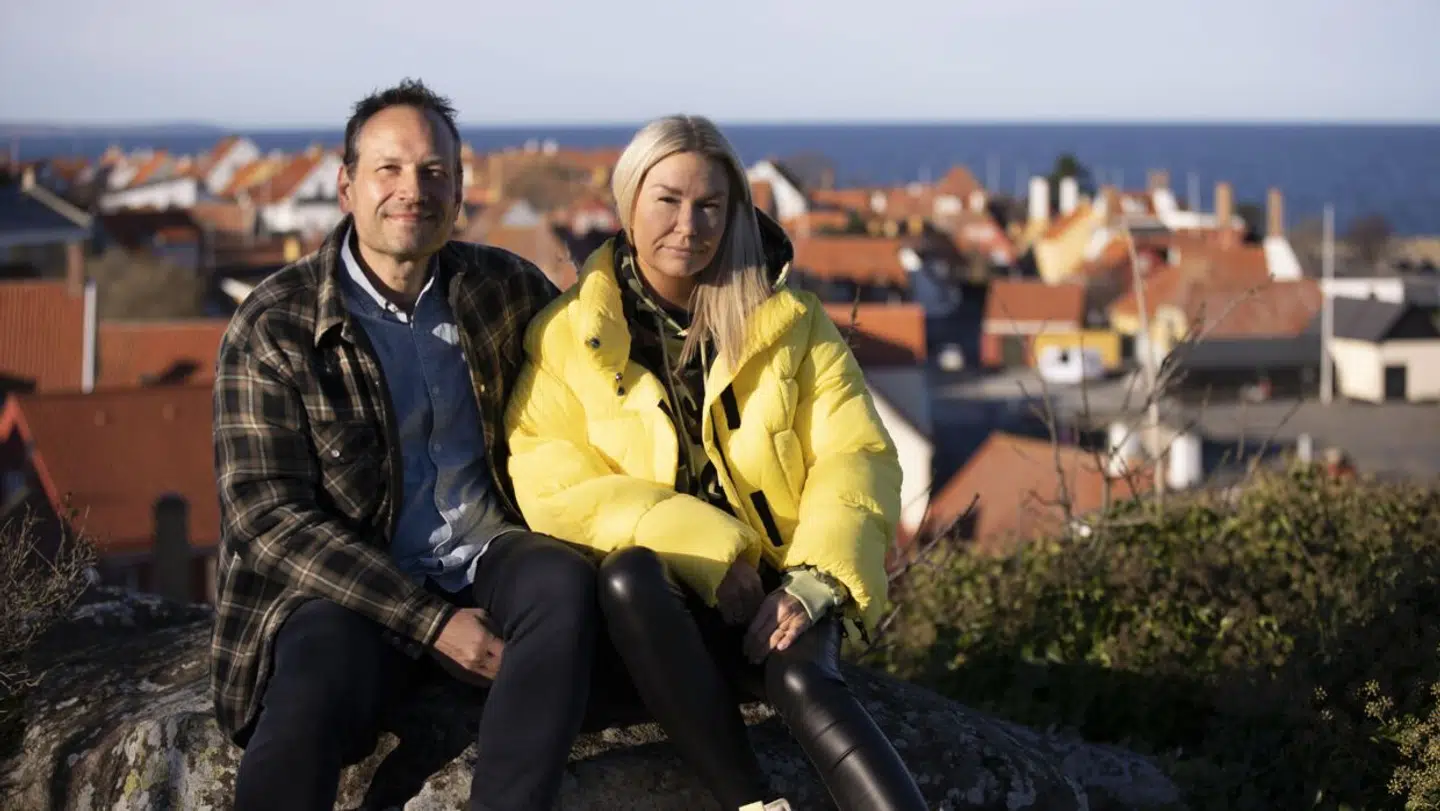 Martin Thorborg og Jannie Buch havde et tv-program om deres hoteller i bornholmske Gudhjem. Her gik bølgerne højt, og ikke mindst var der investeret mange penge i projektet, som Jannie Buch har drevet videre med god succes. Foto: Warner Bros. Discovery