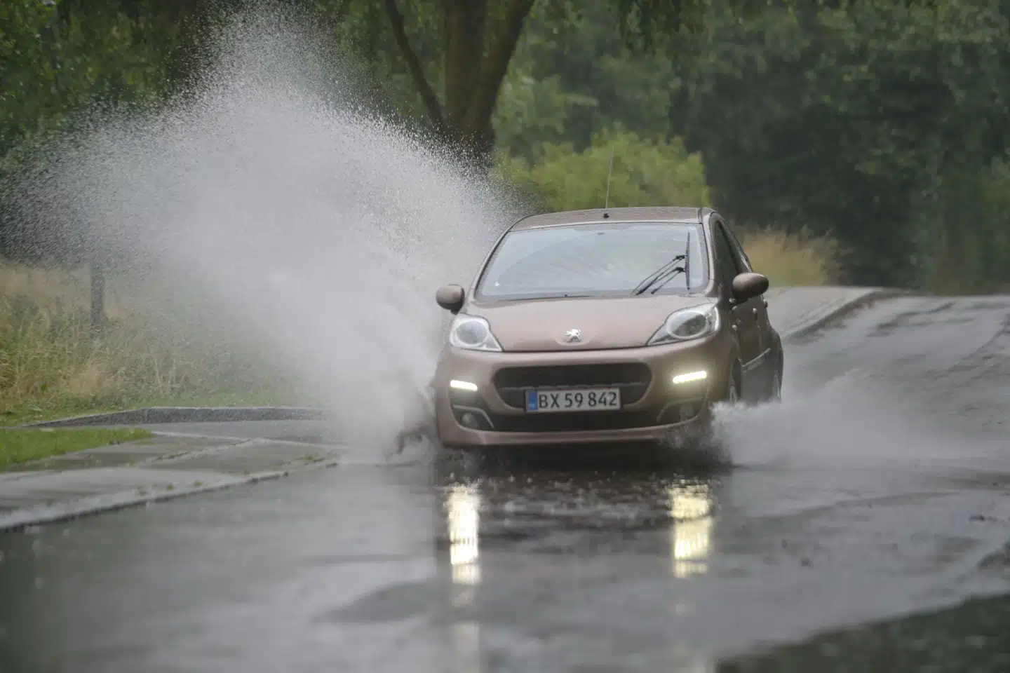 De næste par dage bliver der varslet om både kraftig regn og vindstød, der kan nå stormstyrke i store dele af landet. Derfor skal man blandt andet passe ekstra på i trafikken, hvor vejene kan være våde. (Arkivfoto). Tim K. Jensen/Ritzau Scanpix