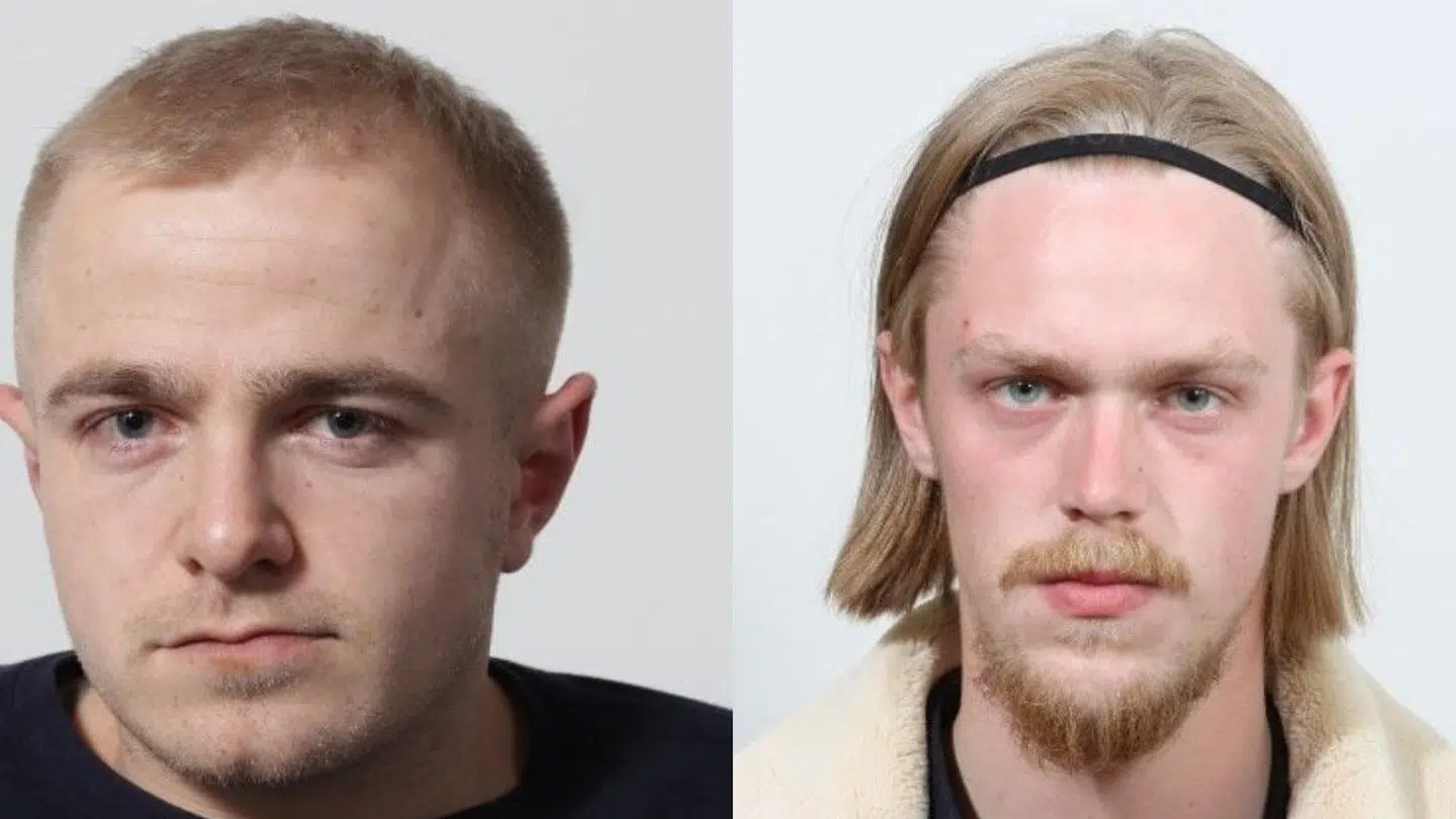 Østjyllands Politi efterlyser disse to mænd i forbindelse med et knivstikkeri, der har sendt en 32-årig mand i kritisk tilstand.