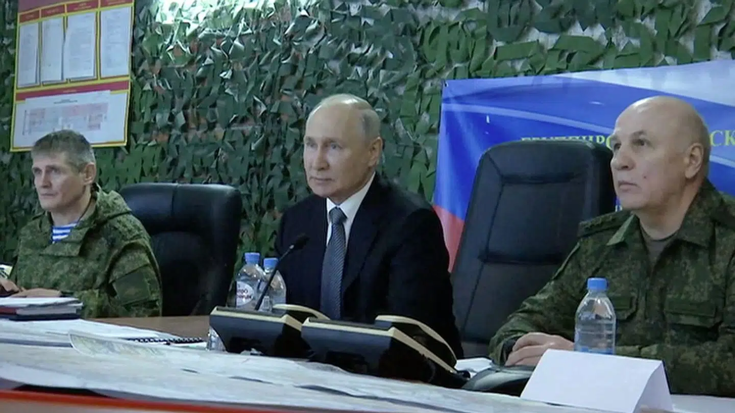 Lederen af de russiske luftbårne styrker, general Mikhael Teplinsky (til venstre), ses her sammen med Ruslands præsident, Vladimir Putin.