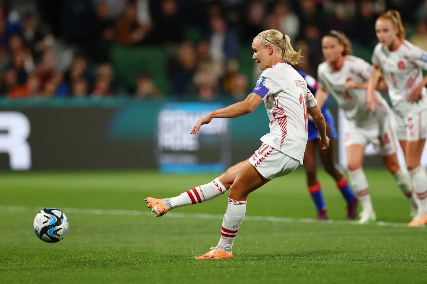 Danmarks Pernille Harder scorede på straffespark, da landsholdet mødte Haiti i tredje gruppekamp i gruppe D. Mandag venter Australien i ottendedelsfinalen ved VM.