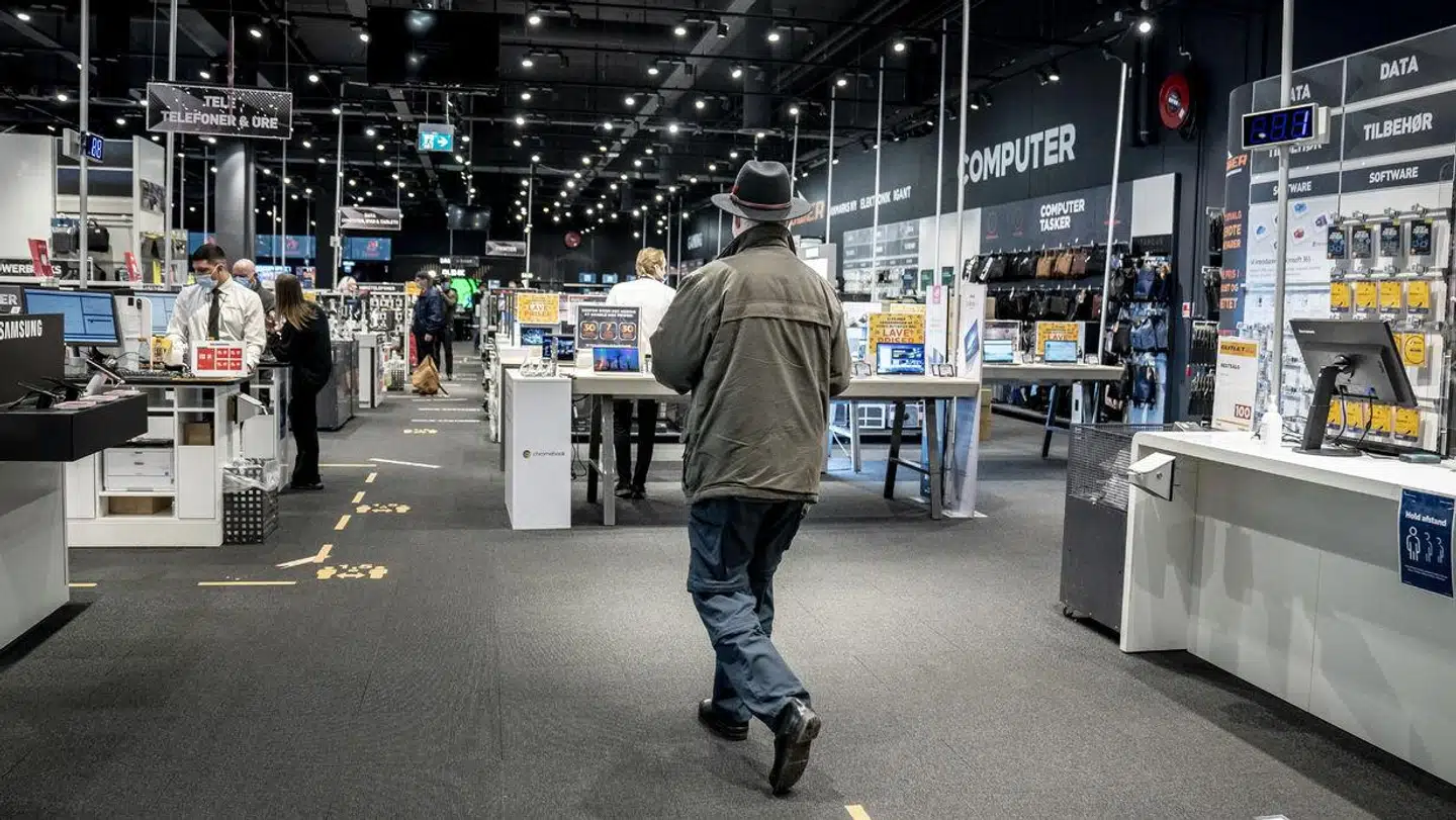 Færre køber en ny pc, en ny tablet eller en ny telefon i øjeblikket. Det skyldes presset på økonomien og den usikkerhed, som følger med.