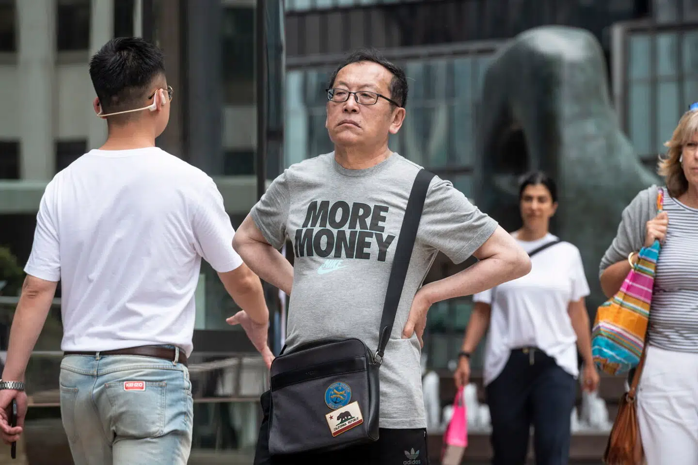 En mand foran børsen i Hong Kong, hvor det er blevet tydeligt, at investorerne er begyndt at vende ryggen til verdens andenstørste økonomi. Arkivfoto: EPA/MIGUEL CANDELA