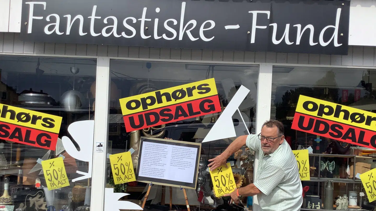 Erik Christiansen sælger billigt ud af sit brugte guld, inden hans kræmmerbutik lukker ned sidst på måneden.