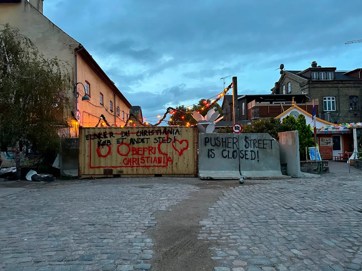 Banner og barrikader ved Pusher Street på Christiania i København tirsdag morgen. Christianitter afspærrede Pusher Street og spurgte politi og politikere, hvorfor de ikke lukker gaden helt. (