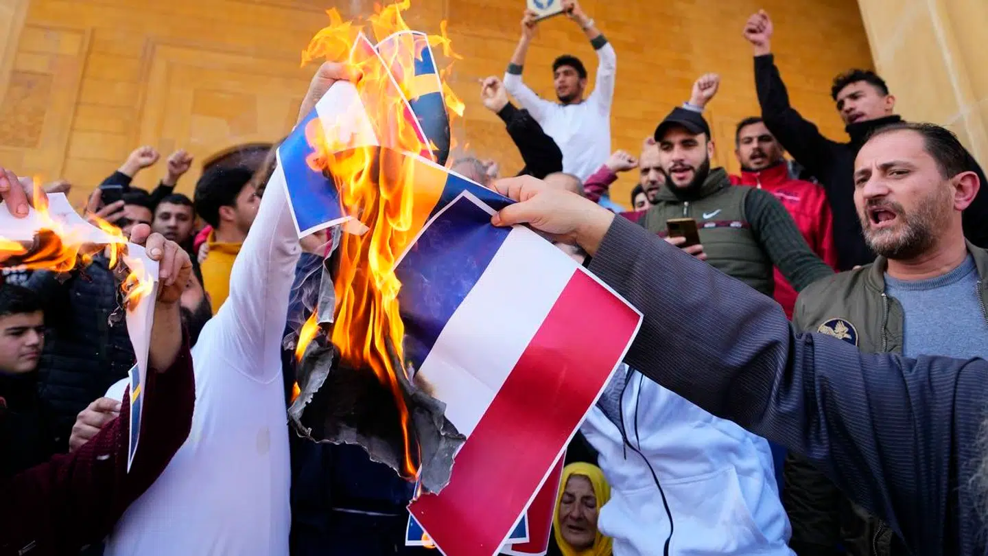Vrede demonstranter brænder Hollands flag efter en fredagsbøn i Libanon januar 2023, efter en højrenationalist skændede Koranen foran det hollandske parlament.