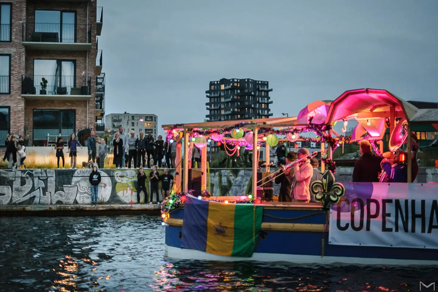 Det er tredje år, at Copenhagen Harbour Parade fylder Københavns havn med musik og dans på vandet.