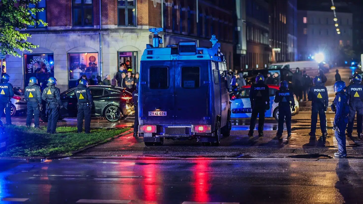 Politi på Jagtvej ved Fælledparken efter kampen mellem FCK og Sparta Prag.