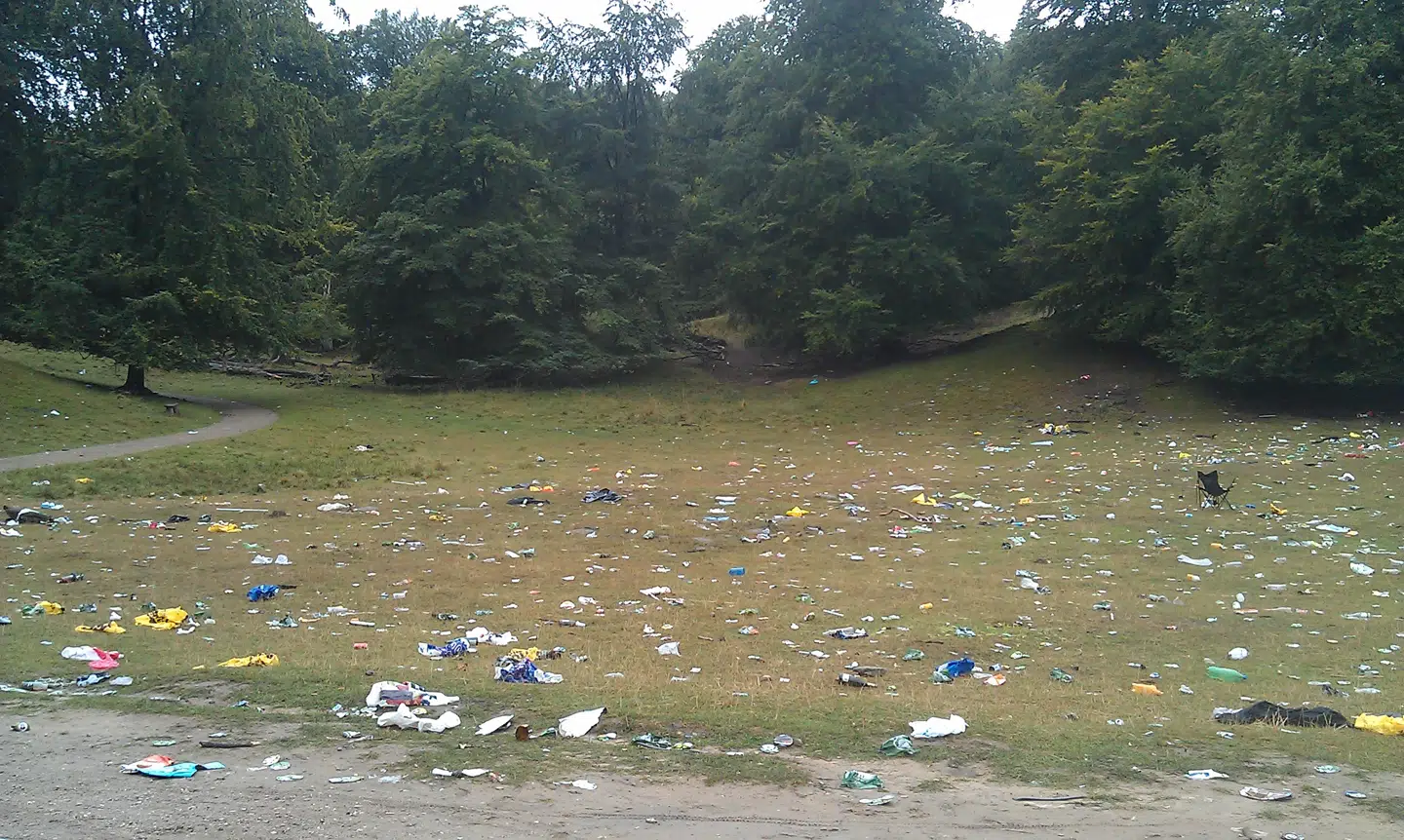 Dette syn mødte Naturstyrelsen dagen efter en af de famøse puttefester i Dyrehaven.