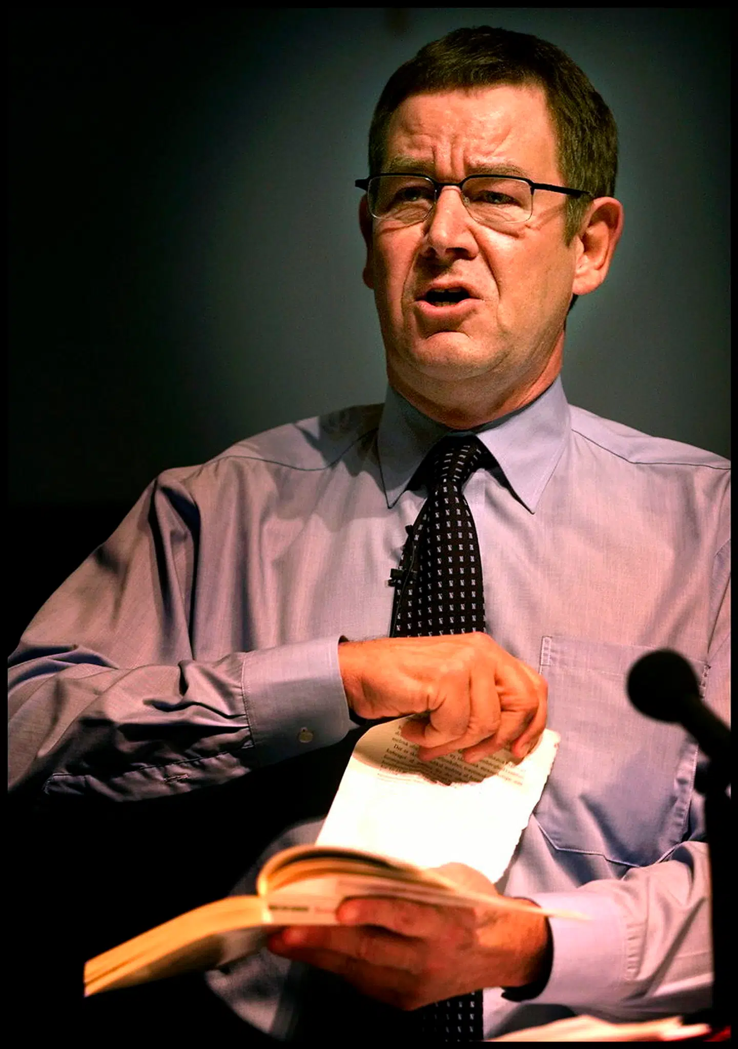 Under valgkampen i 2001 rev Poul Nyrup siderne ud af Anders Fogh Rasmussens bog om minimalstaten.