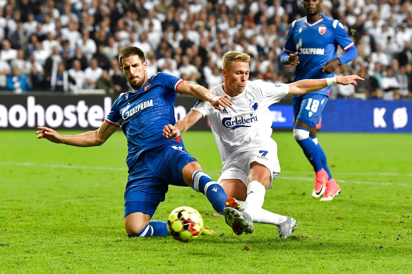 Viktor Fischer, FC København (7) og Milos Degenek, Røde Stjerne (8) kæmper om bolden i Champions League kval. kampen mellem FC København og Røde Stjerne i Parken i København tirsdag den 13. august 2019.. (Foto: Anders Kjærbye/ Ritzau Scanpix/Ritzau Scanpix)