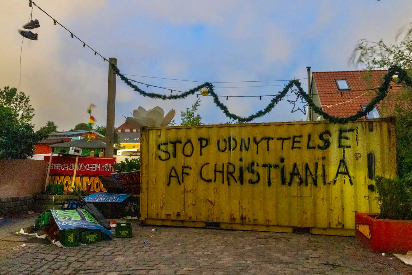 De store containere, der natten til tirsdag skærmede indgangene til Pusher Street, er nu flyttet og overmalet. »Hykleri« står der blandt andet.