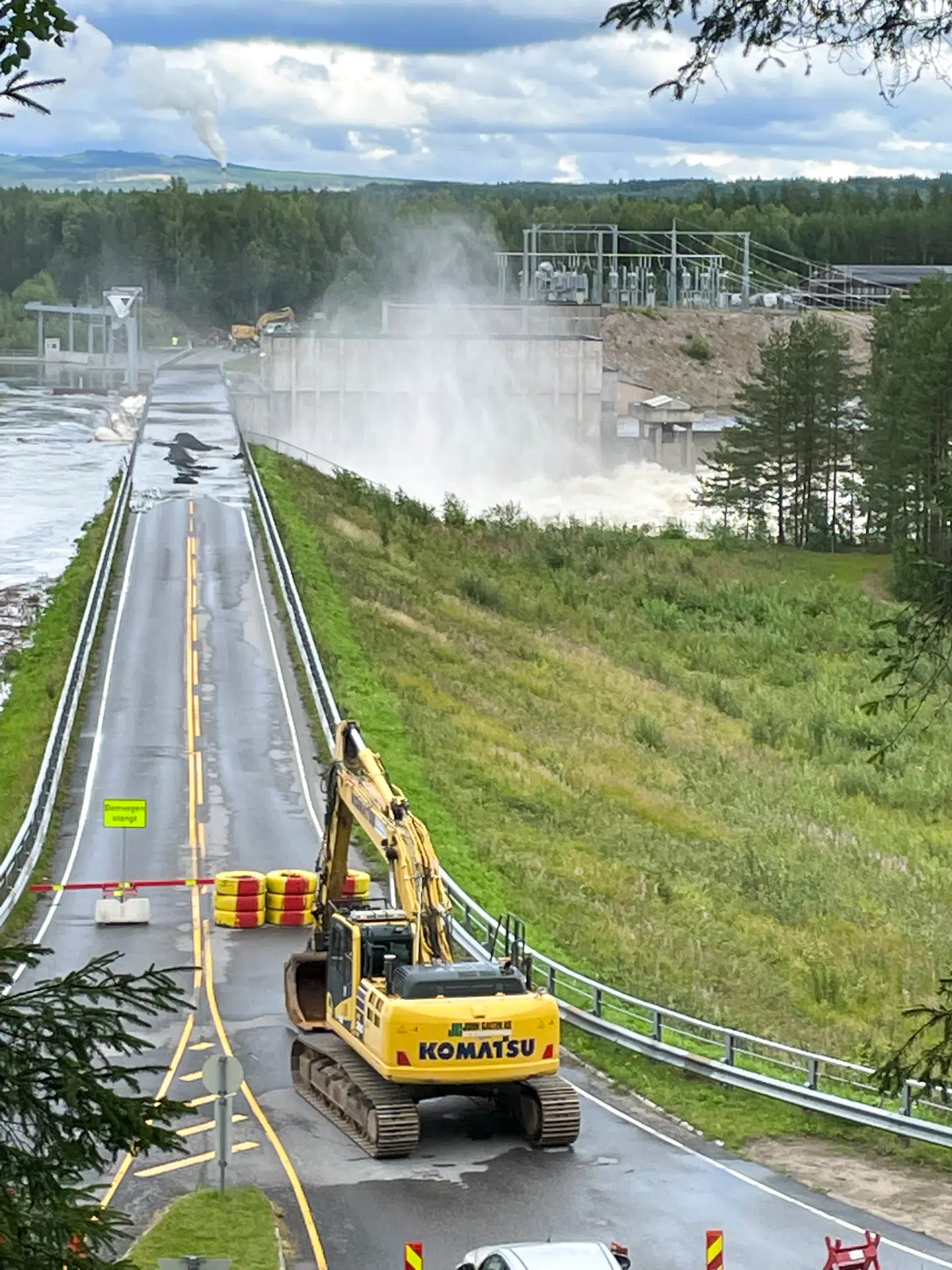 Beredskab i området nær dæmningen.