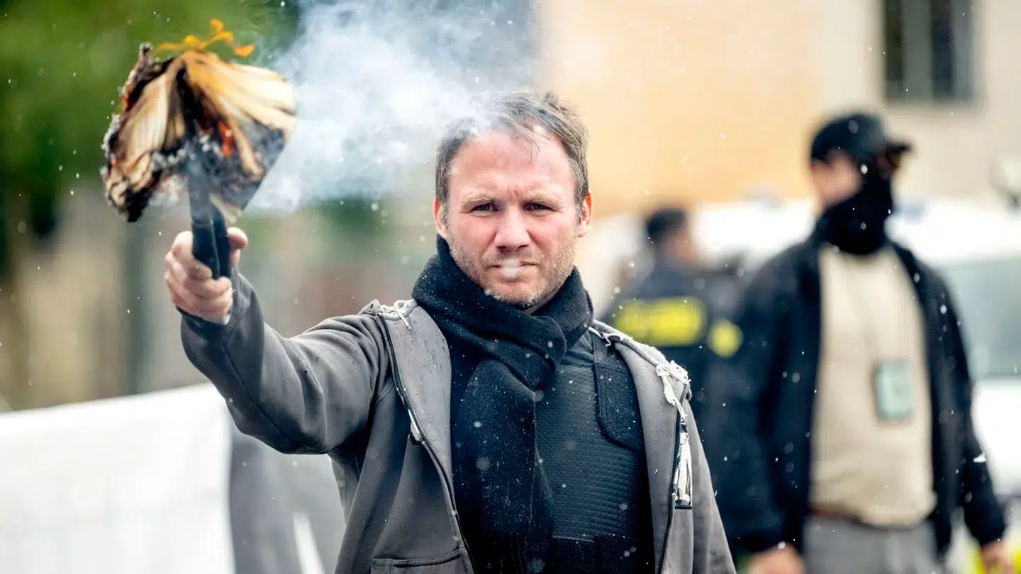 Toke Lorenzen, leder af Danske Patrioter, brænder en koran af foran Iraks ambassade i København mandag 31. juli 2023.