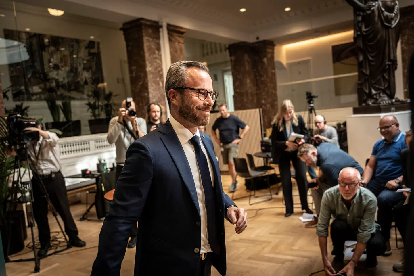 Forsvarsminister Jakob Ellemann-Jensen (V) måtte undskylde over for Folketinget, da han tirsdag først orienterede Forsvars- og Finansudvalget om redegørelserne om artilleriindkøb og siden holdt pressemøde.