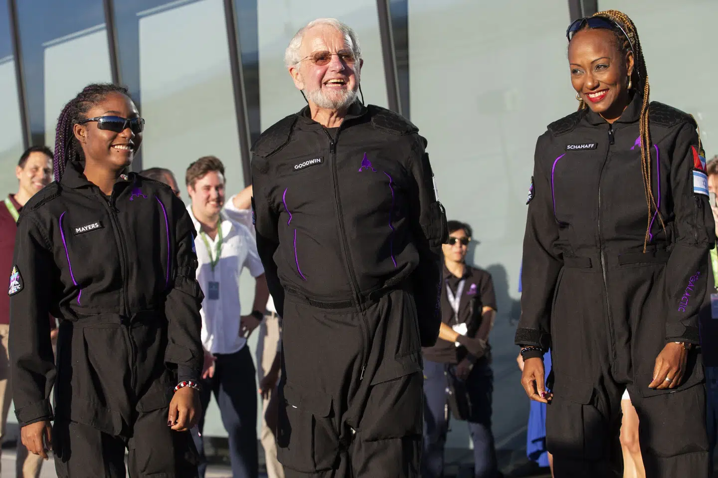 De først egentlige rumturister hos Virgin Galactic. Fra venstre Anastatia Mayers, Jon Goodwin og Keisha Schahaff poserer for fotograferne før ombordstigningen i Spaceport America i New Mexico. Andres Leighton/Ritzau Scanpix