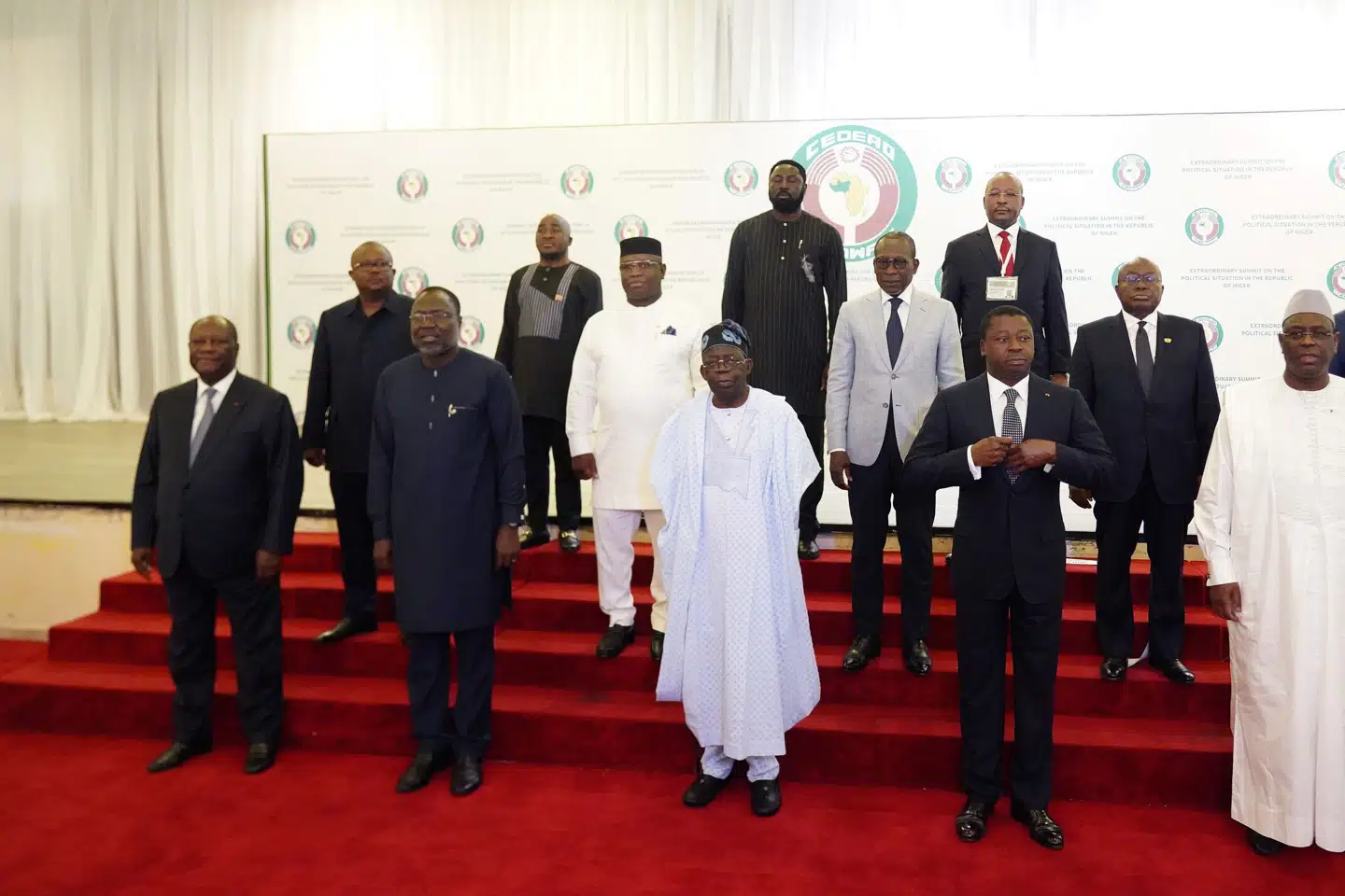 Nigerias præsident, Bola Ahmed Tinubu, (i midten i første række) poserer sammen med andre vestafrikanske ledere i samarbejdsorganisationen Ecowas. Blokken består af 15 vestafrikanske lande, som har advaret om en militær indgriben mod kupmagere i Niger. Gbemiga Olamikan/Ritzau Scanpix