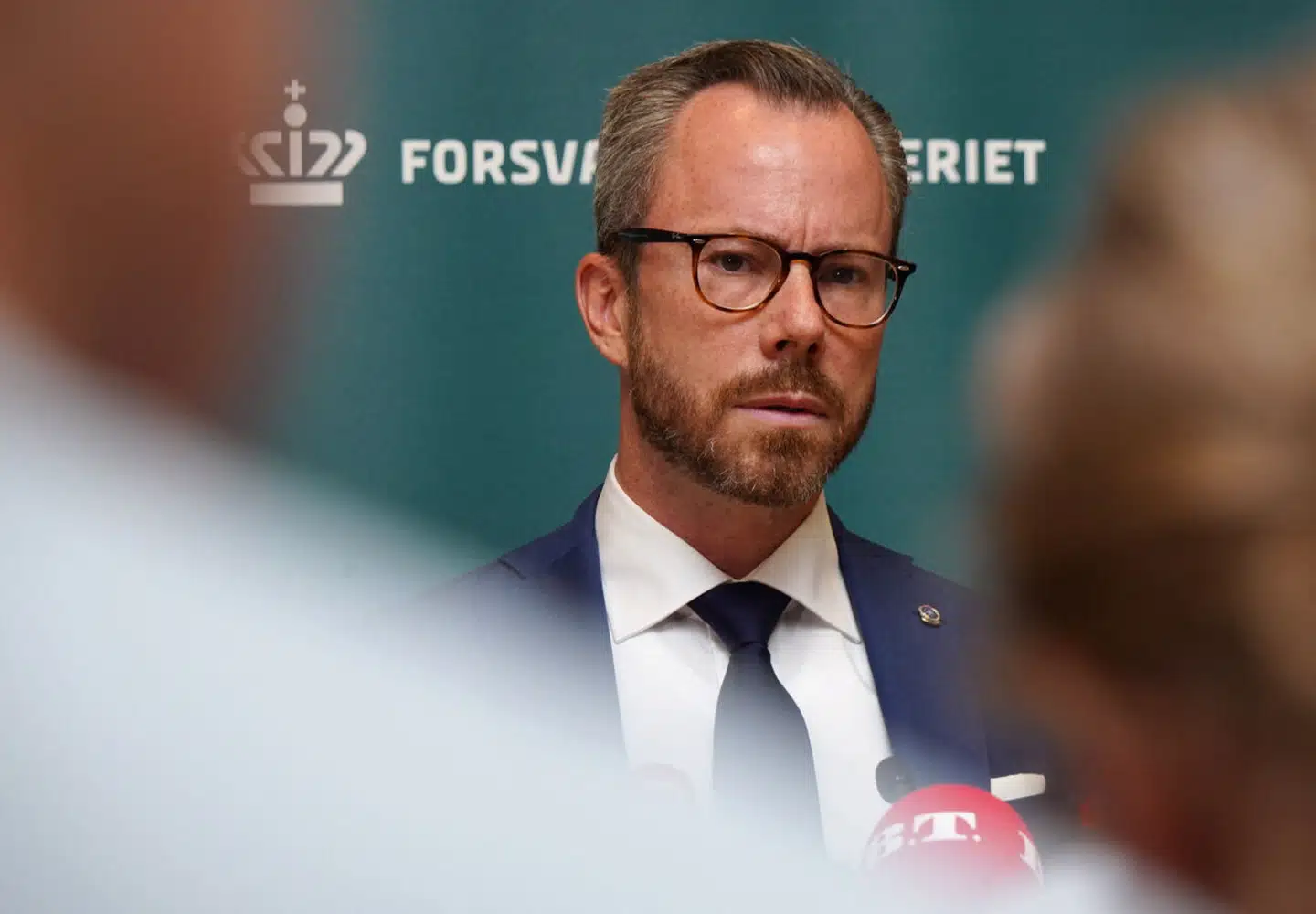 Forsvarsminister Jakob Ellemann-Jensen på pressemødet om våbensagen for få dage siden.