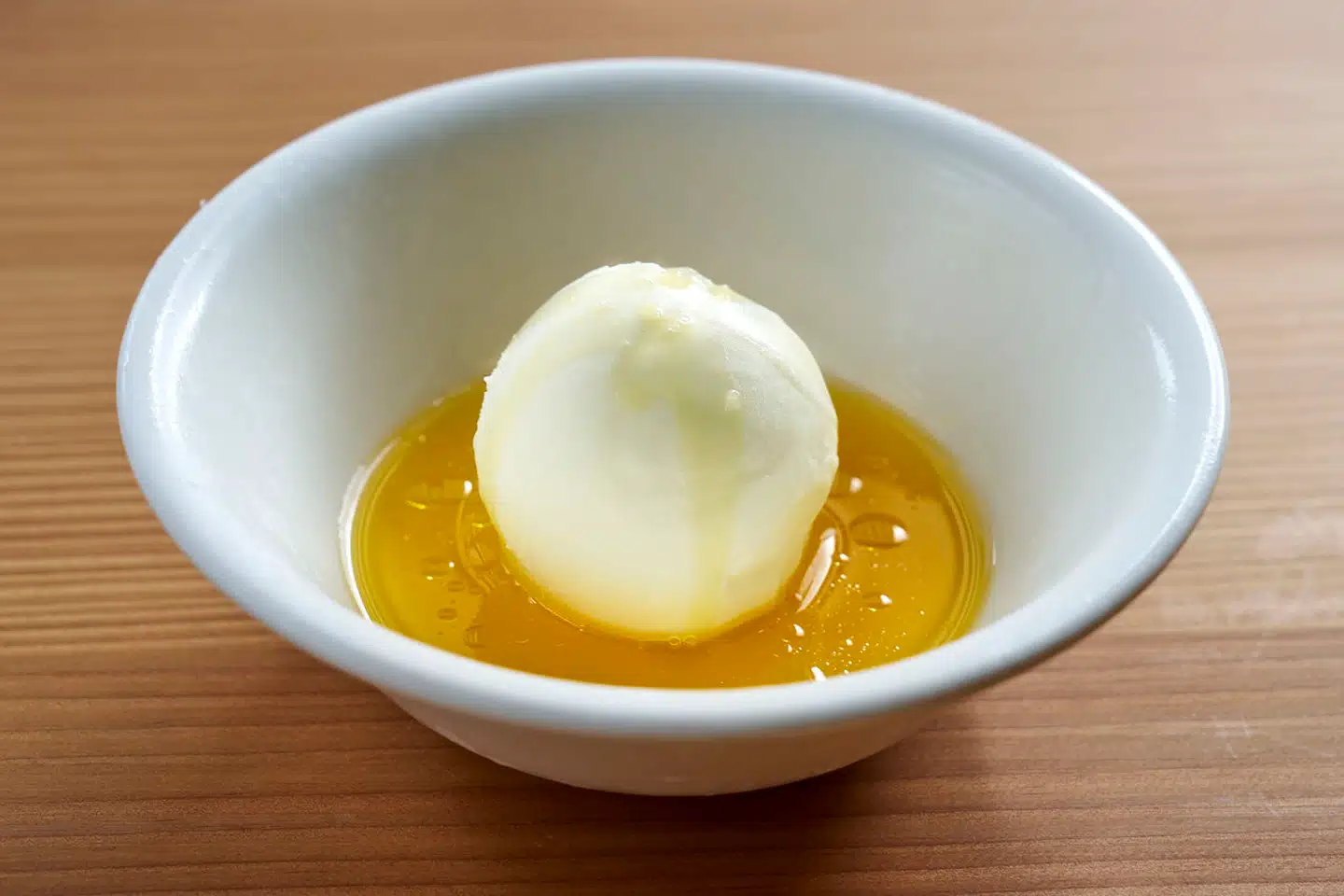 Her ses »en af årets dejligste desserter« på restaurant Cleo. Olivenoliesorbet med mezcal, mandarin og honning.