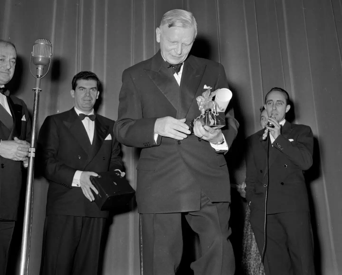 Den italienske skuespiller Sophia Loren tog til København for at overrække Guldløven til filminstruktøren Carl TH. Dreyer for hans film »Ordet«.