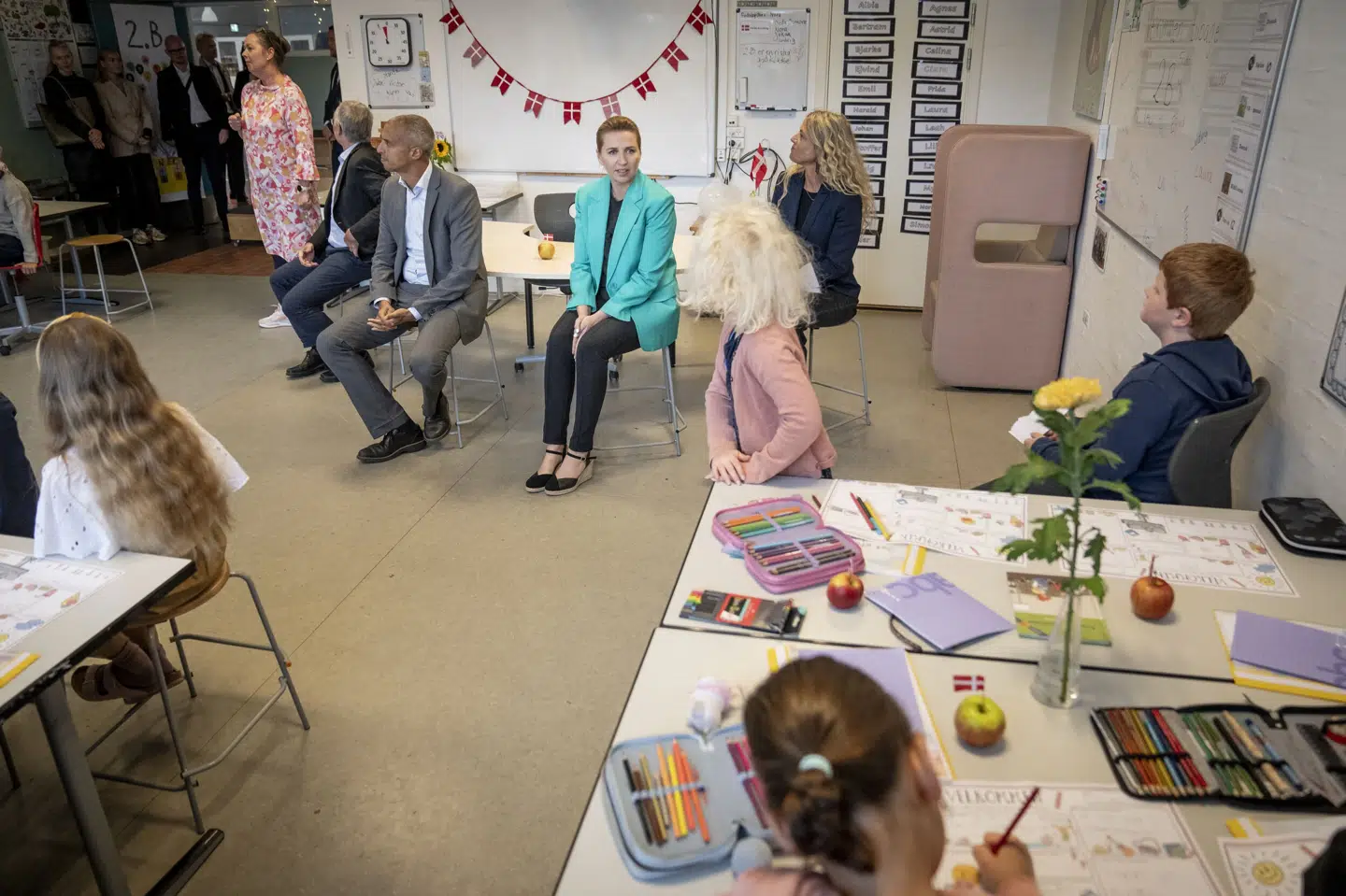 Statsminister Mette Frederiksen (S) har de seneste måneder fokuseret på skærmtid blandt børn og unge. Torsdag gæstede hun Søndersøskolen i Værløse. Mads Claus Rasmussen/Ritzau Scanpix