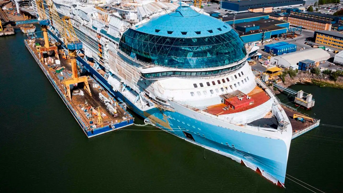 Icon of the Seas blev bygget på et værft i Finland. Det får plads til at sejle med hele 10.000 mennesker på en gang.
