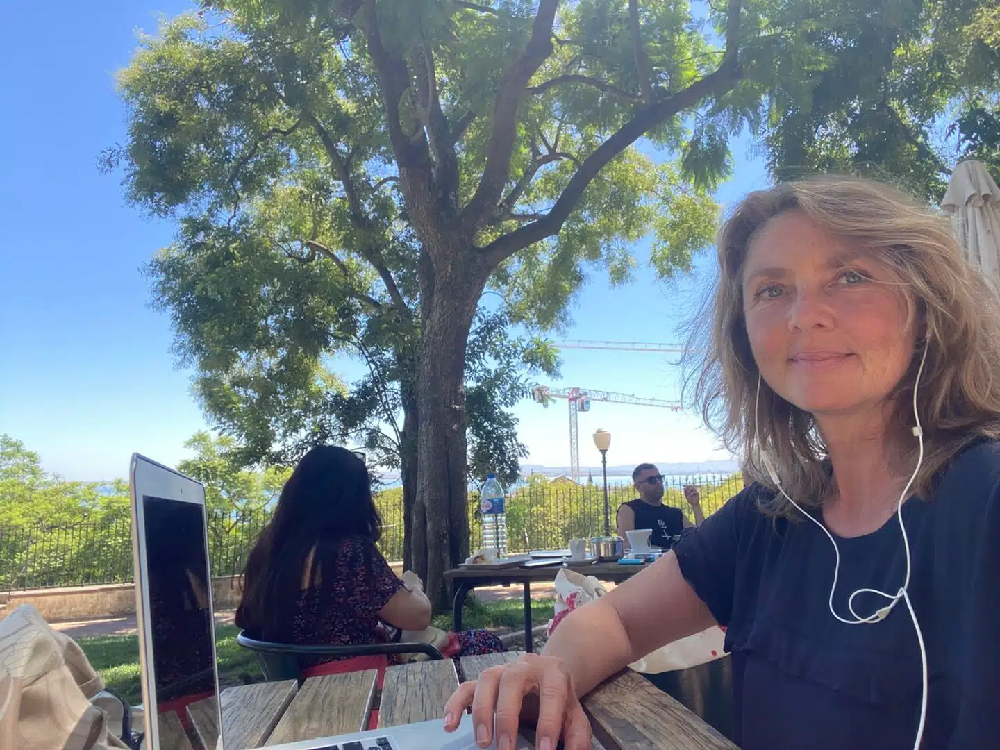 Pernille Enggaard arbejder fra sin lejlighed i Lissabon, hvor hun eksempelvis fortsat laver podcast med medvirkende også i Danmark – nu bare digitalt. Og vejret tillader også, at hun jævnligt arbejder udenfor.