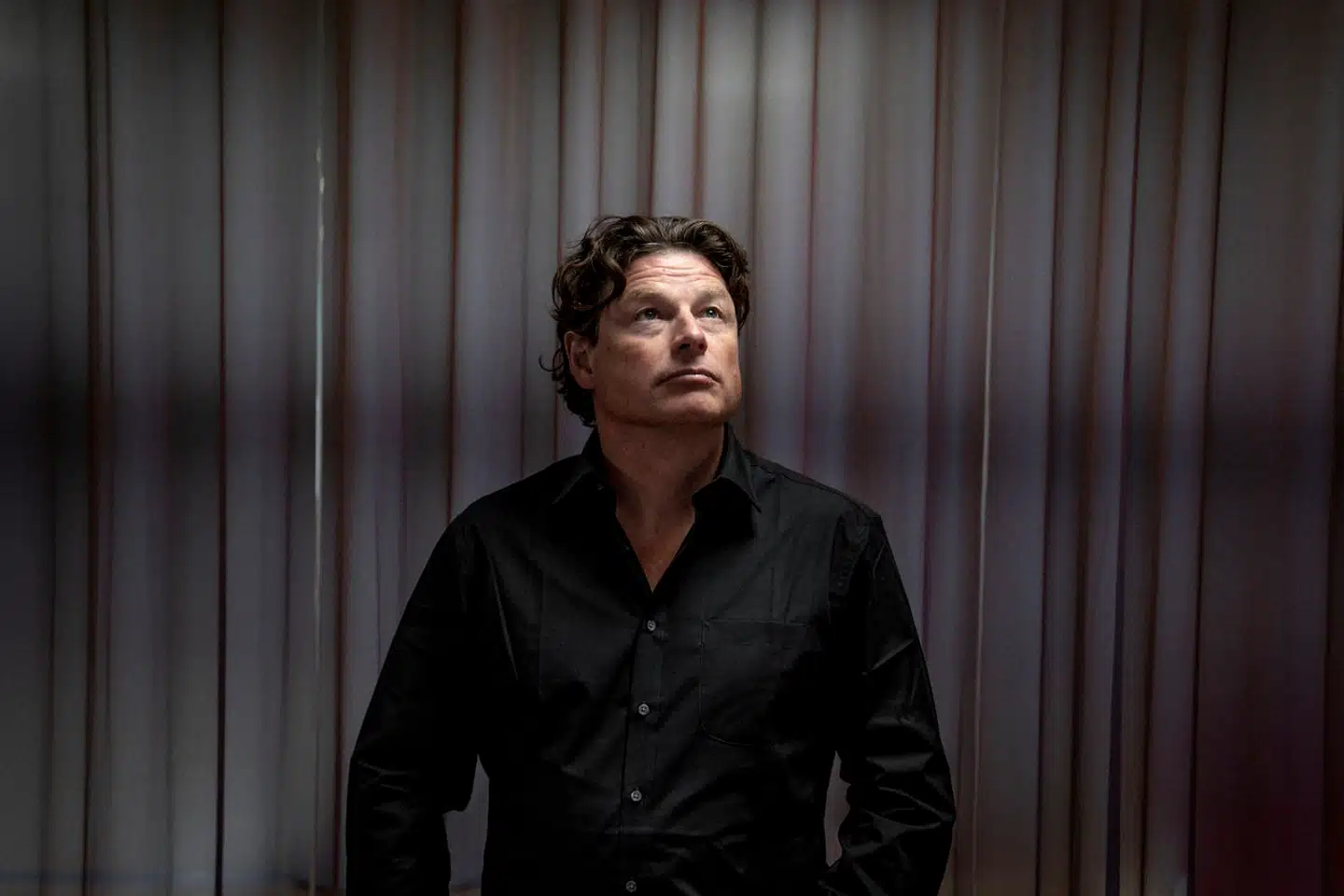 Nuudays topchef, britiske Jon James, er utilfreds med, at det er blevet dyrere at få adgang til landets hurtige fibernet for udbyderne, for det betyder højere priser for kunderne for en fast internetforbindelse.