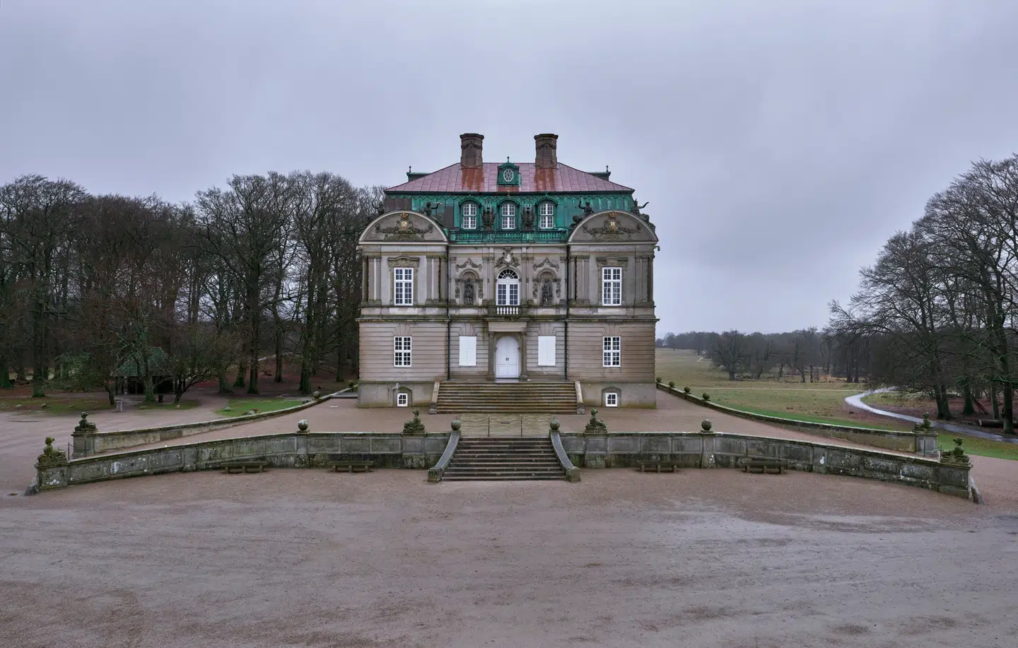 Eremitageslottet: det lillebitte slot med den store effekt. Det er kun en meget driftsikker arkitekt, der kan få pakket så mange barokke narrestreger ind i så lille en bygning.