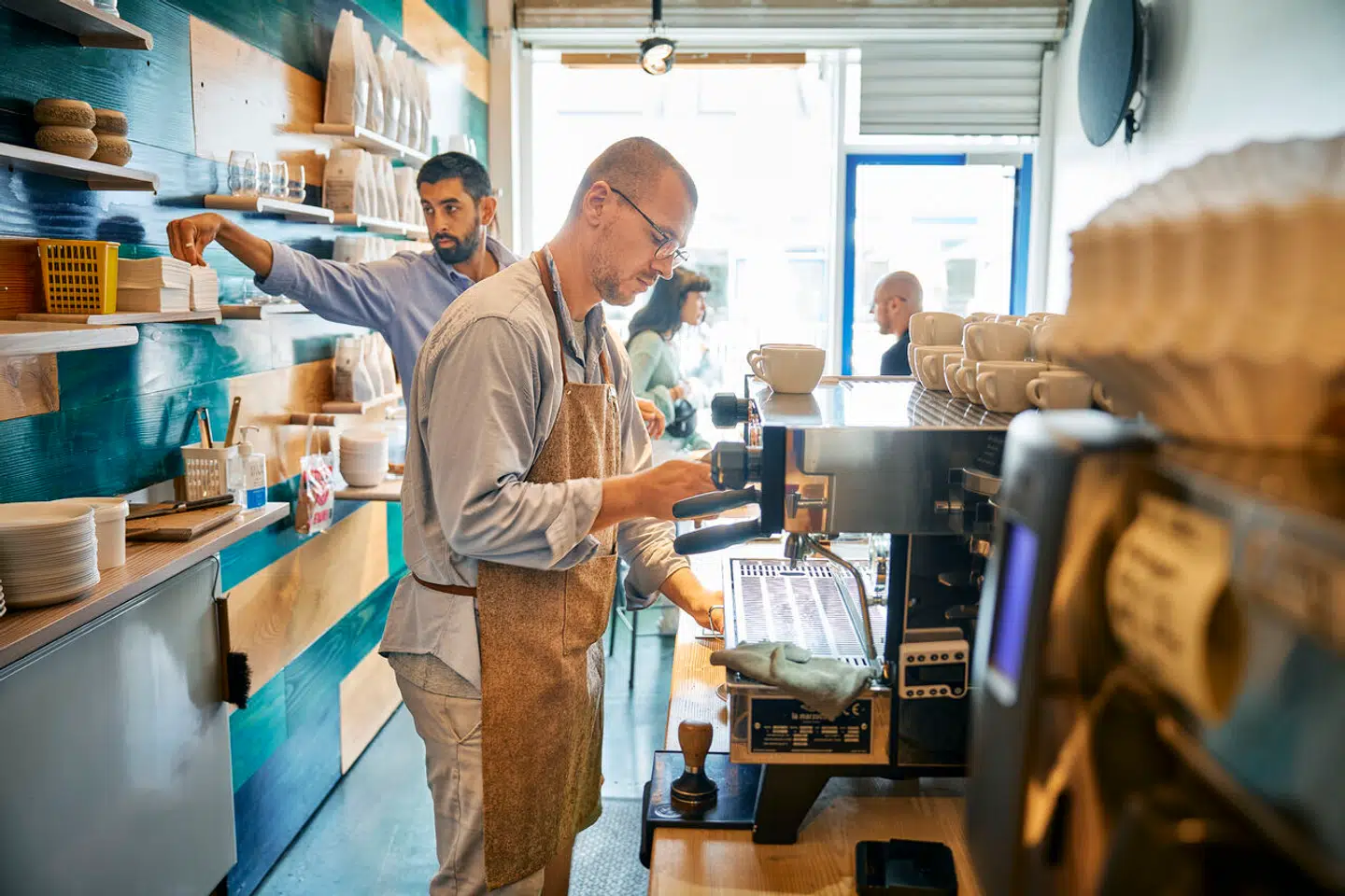 Danskerne er det fjerdemest kaffedrikkende folkefærd i verden, og især københavnerne betaler gerne for at købe en kop ude i byen.