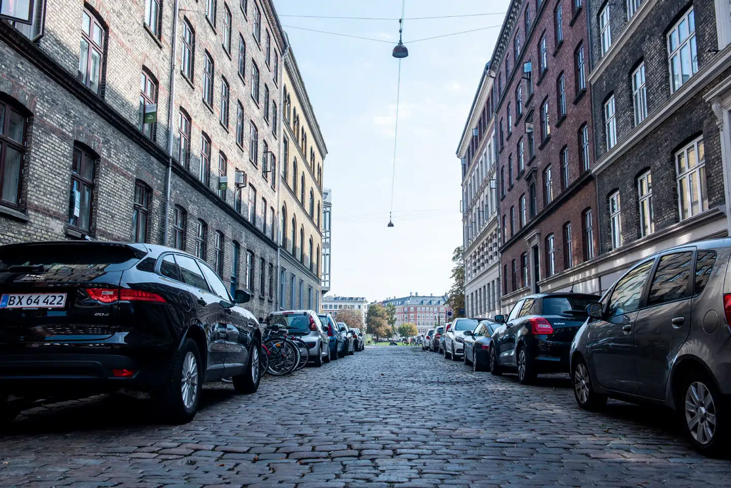 Langt de fleste penge, som kommunerne kratter ind på parkering – 755 millioner kroner – kommer fra betalingsparkering og beboerlicenser. Arkivfoto.