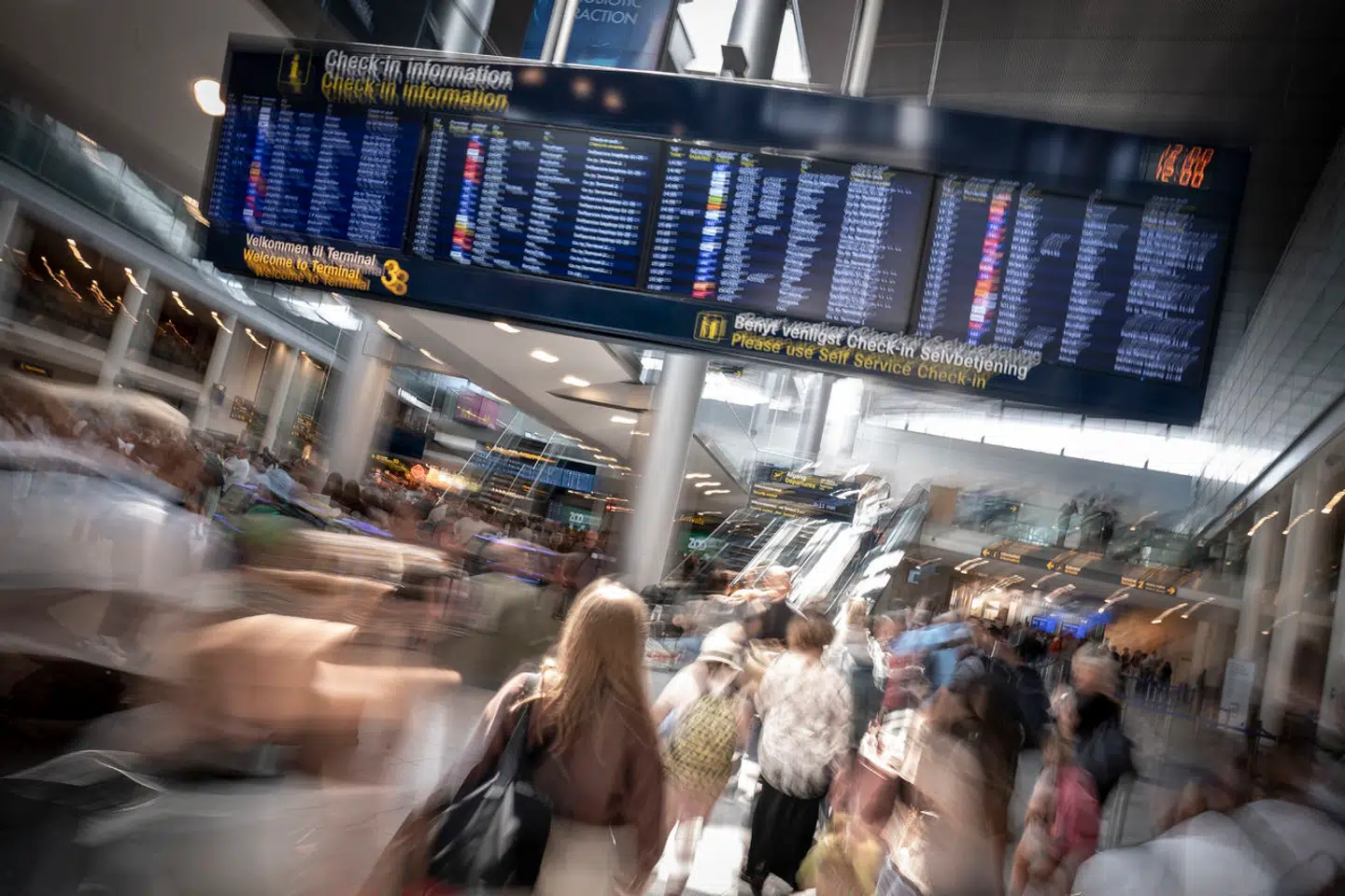 Varmere destinationer lokkede, så våde og kolde danskere glemte for en stund alt om klimaproblemer og stormede til lufthavnen for at komme væk fra den danske sommer. Arkivfoto: Mads Claus Rasmussen/Ritzau Scanpix