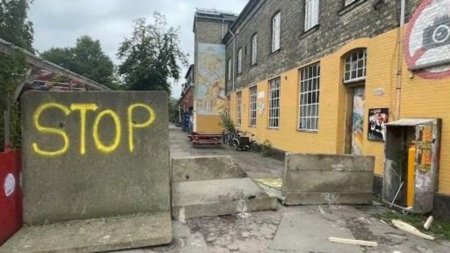 Sidst på formiddagen havde gruppe af andre utilfredse brudt barrikaderne igen. Nogle var maskerede, og det var tydeligt, at Pusherfolket og deres støtter ville fortsætte hashsalget uden andres indblanding.