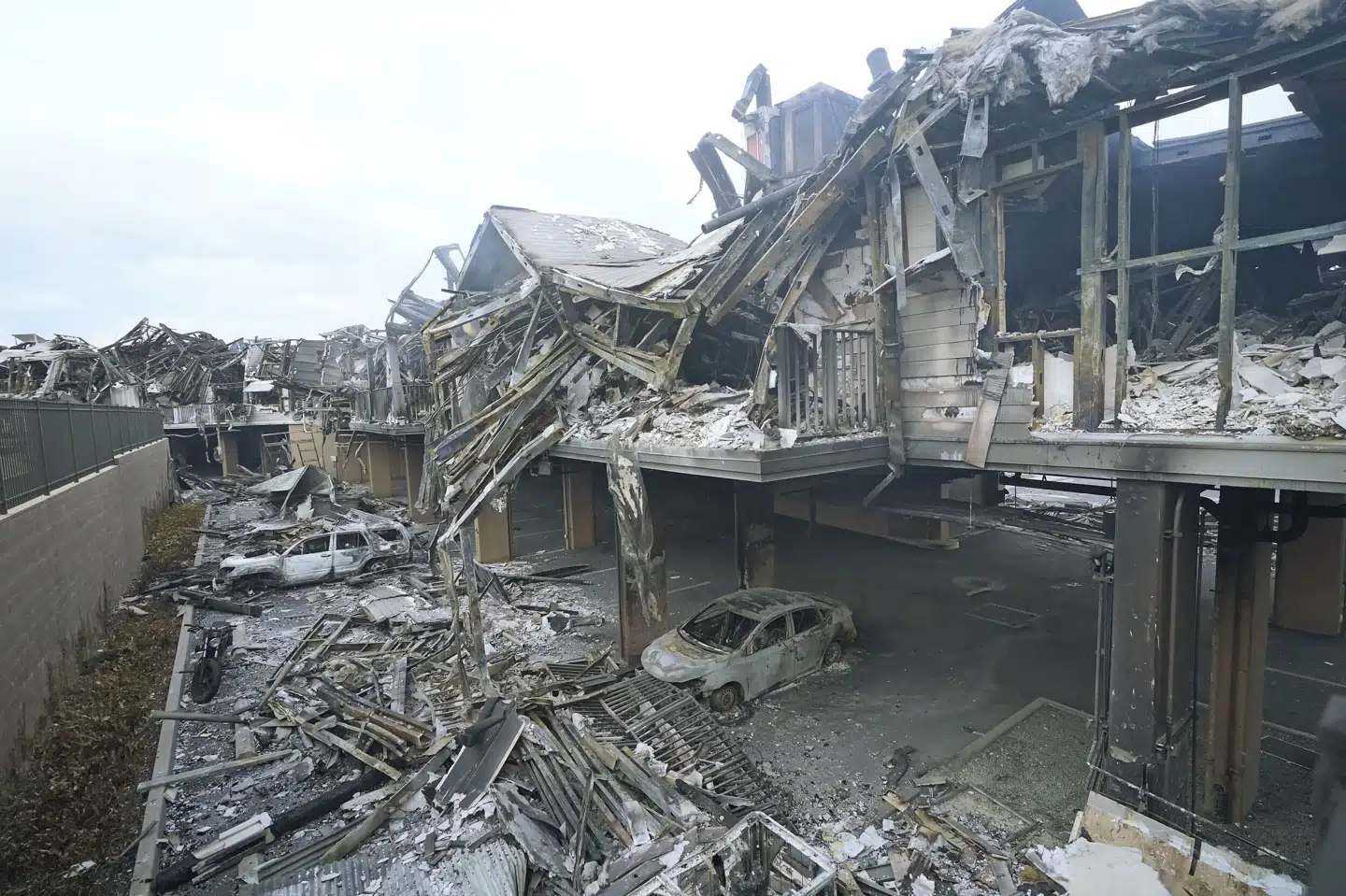 Store dele af den hawaiianske by Lahaina står tilbage fuldstændigt nedbrændt efter at en voldsom skovbrands flammehav har raseret byen. Rick Bowmer/Ritzau Scanpix