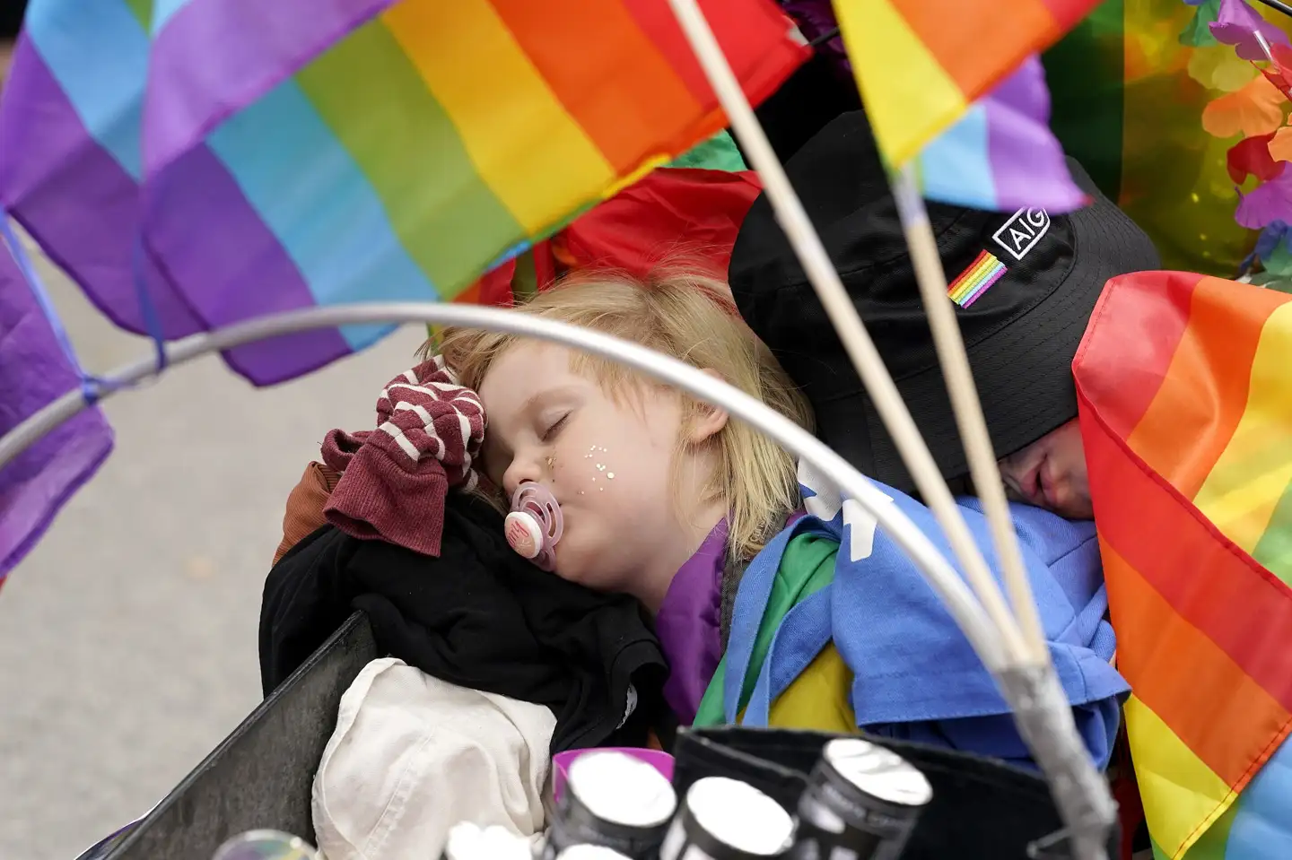 Når Pride-paraden går på gaden lørdag 19. august, vil det være med børnene i forreste række. Det skyldes Copenhagen Prides nye tiltag, regnbuefamiliegruppen, der skal gøre det mere fleksibelt for familier at fejre mangfoldigheden. (Arkivfoto). Keld Navntoft/Ritzau Scanpix
