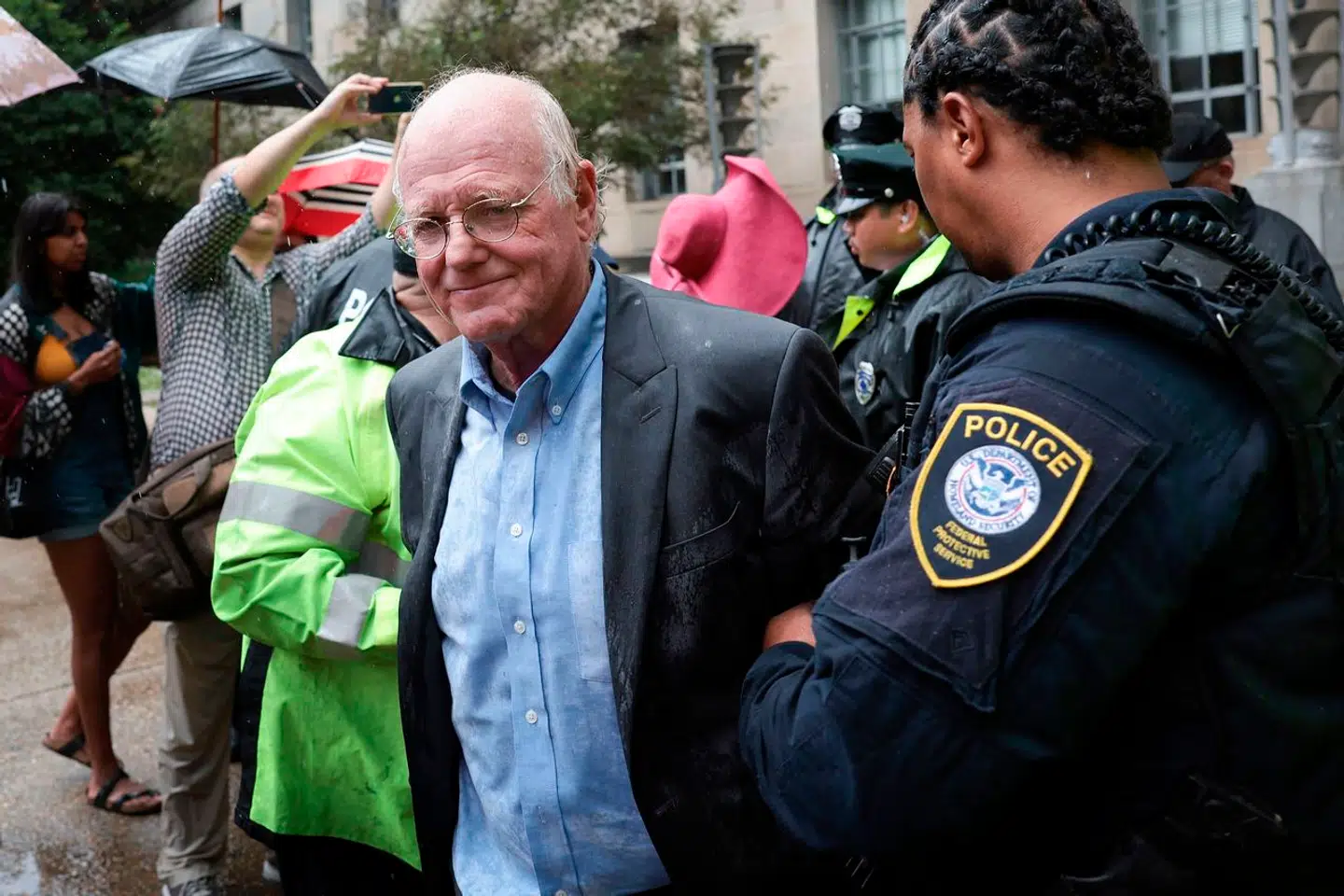 Medstifteren af Ben & Jerry's is, Ben Cohen, er en omstridt karakter i USA. Her bliver han i juli 2023 arresteret efter en protest han lavede mod retsforfølgelsen af Wikileaks-stifteren Julian Assange.