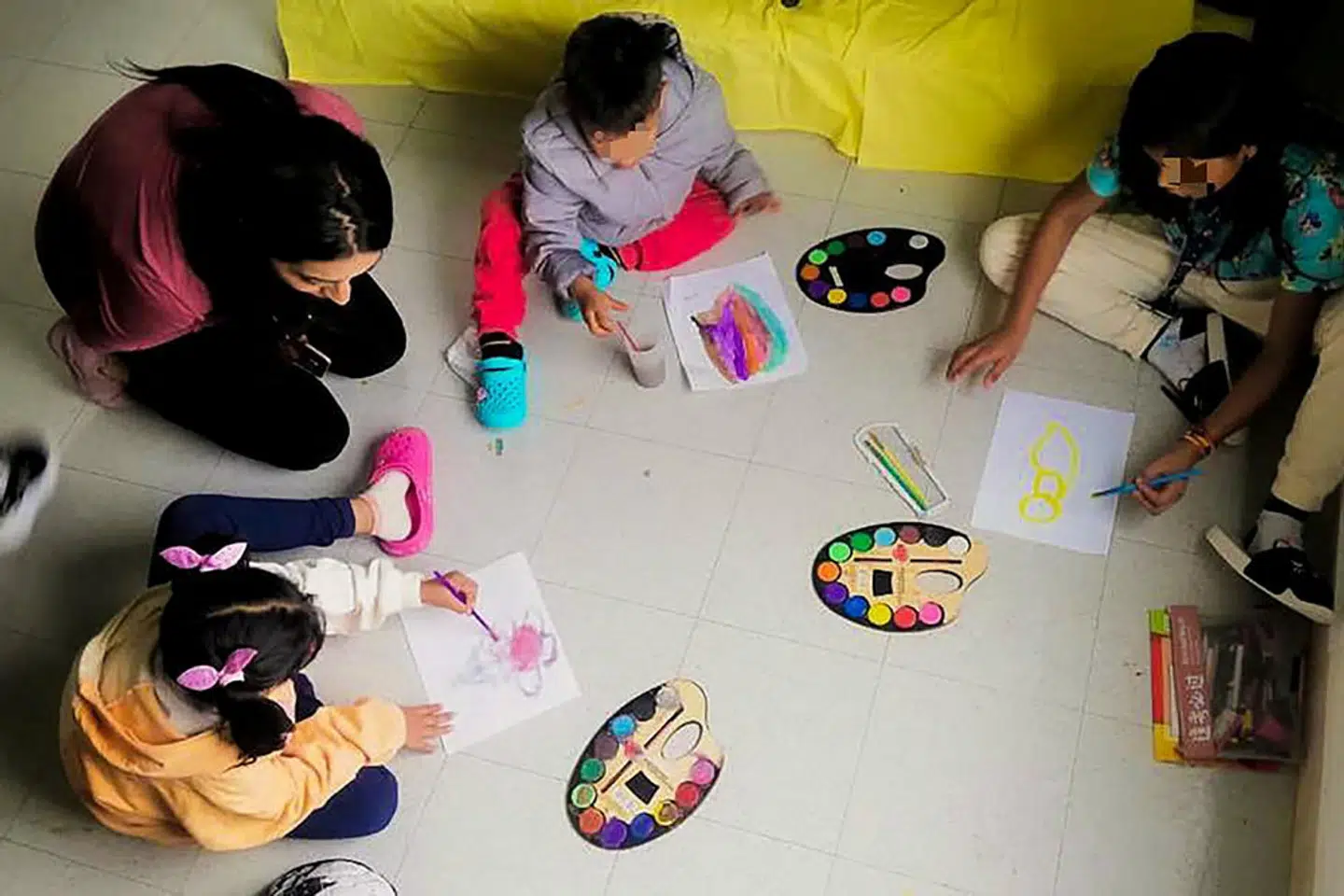 Siden de fire søskende blev reddet efter at have overlevet 40 dage i regnskoven i Colombia, har Colombias Institut for Familievelfærd taget sig af dem (Foto: Colombian Institute Of Family We/Reuters).