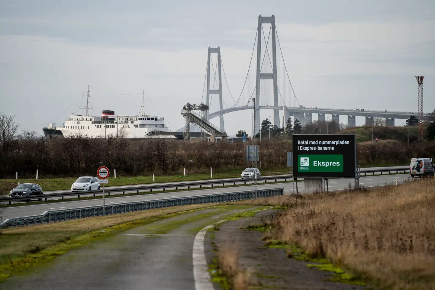 Ifølge TV2 Øst er en motorcykel og en personbil kørt galt på broen kort før klokken 12 søndag (Foto: Mads Claus Rasmussen/Ritzau Scanpix).