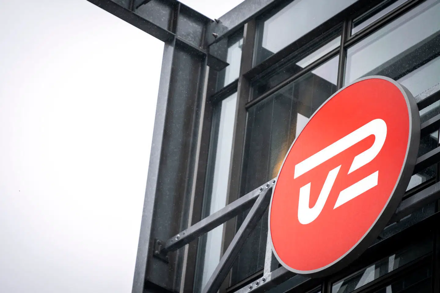 TV 2 er tilbage i Rusland som det eneste danske medie efter mere end et års fravær. Men det har affødt meget kritik.