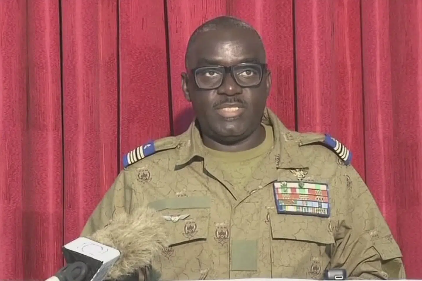 Oberstmajor Amadou Abdramane siger på nigersk fjernsyn, at landets afsatte præsident vil blive retsforfulgt for blandt andet højforræderi. (Arkivfoto). -/Ritzau Scanpix