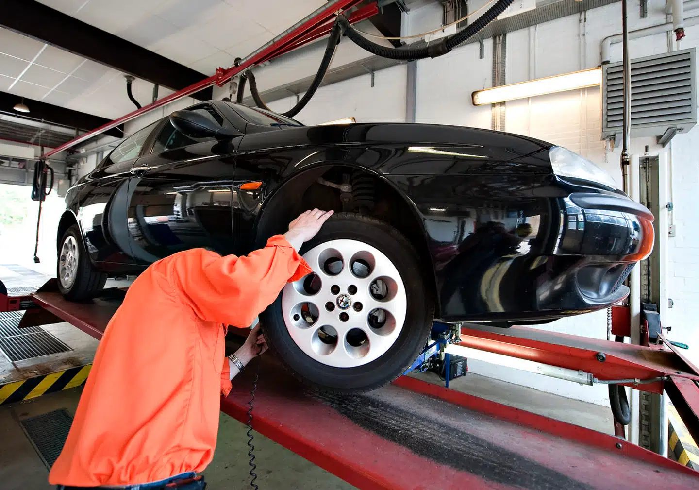 I foråret afslørede DR-programmet Kontant, hvordan nogle medarbejdere i synshaller godkendte biler, der havde været til syn, uden at de pågældende biler havde været fysisk til stede i en synshal (Arkivfoto).