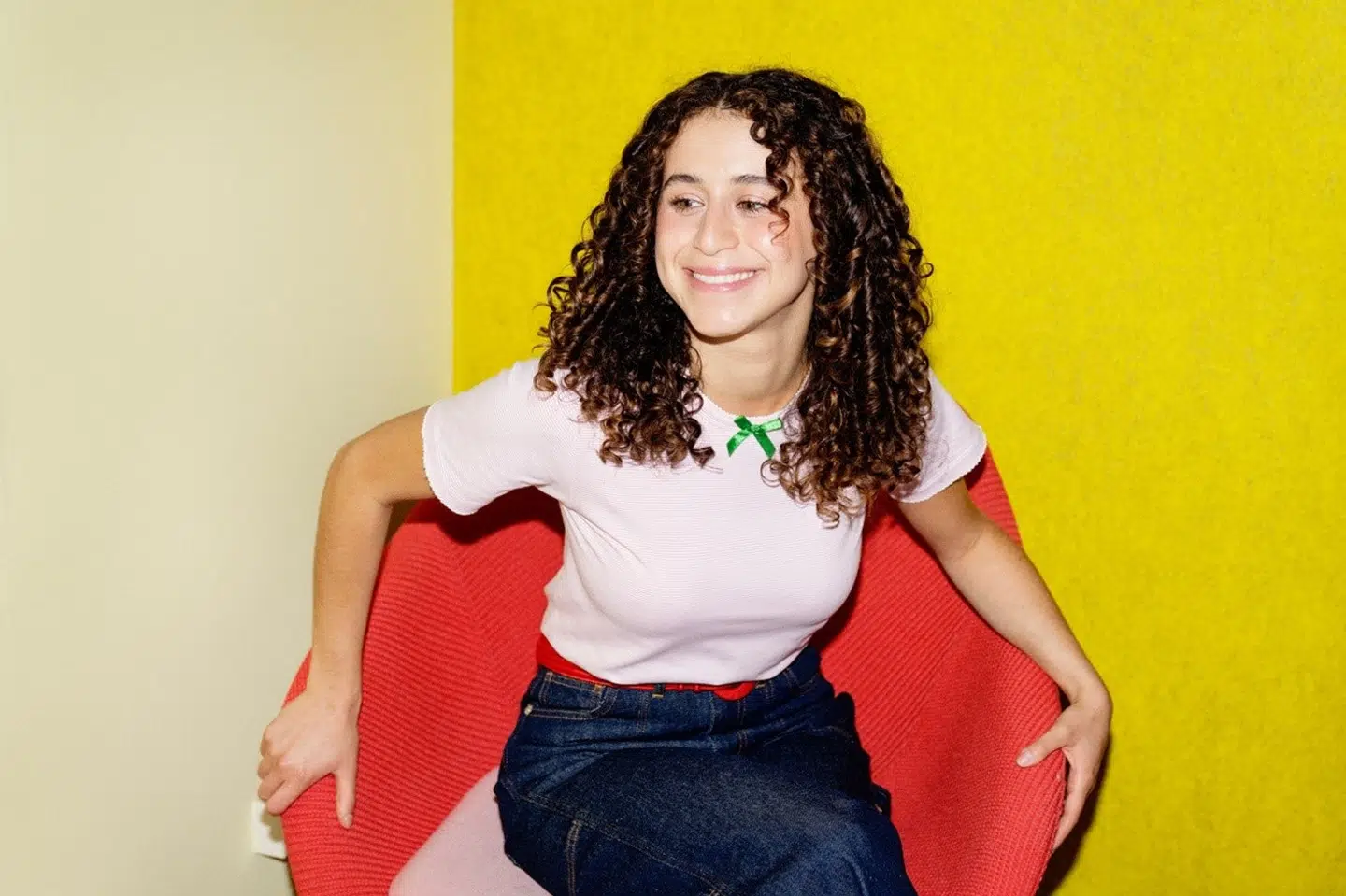 Ultra Nyts nye vært, Solaf Masoud, er 23 år og kom til Danmark som 14-årig, hvor hun flygtede fra Syrien. Efter folkeskolen har Solaf Masoud taget studentereksamen fra Aurehøj Gymnasium. Frem til i dag har hun arbejdet i HR-afdelingen hos Dansk Røde Kors. (PR-foto).