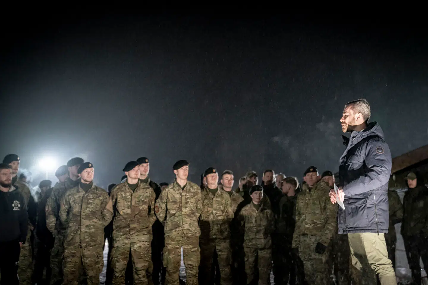 Forsvarsminister Jakob Ellemann-Jensen (V) under besøg hos danske soldater i Letland 26. januar 2023. Det var vigtigt for ministeren at kunne annoncere indkøb af nye kanoner her, fortæller flere politikere, som var med på rejsen.