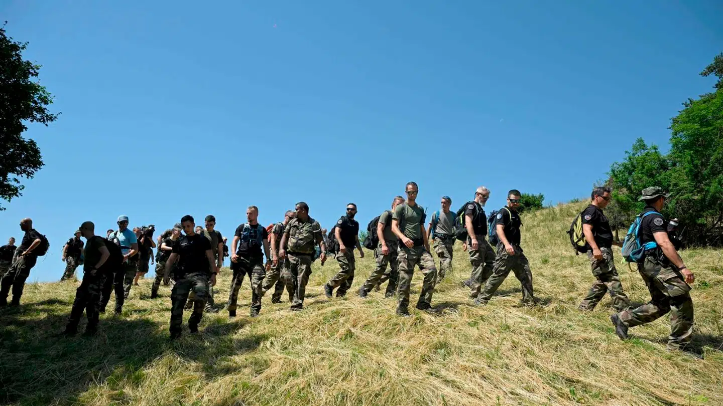 Franske myndigheder i eftersøgningen af Emile. Den er siden blevet indstillet.