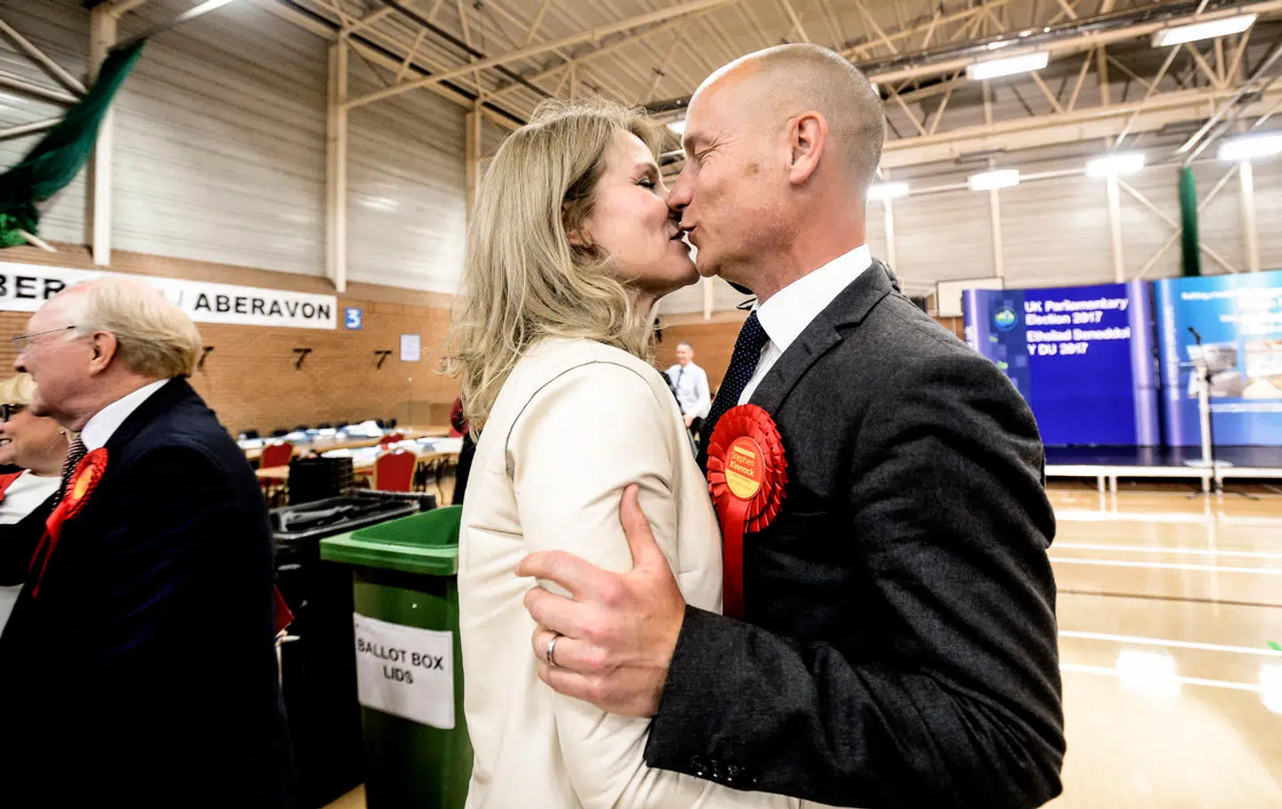 Stephen Kinnock kysser sin hustru, Helle Thorning-Schmidt, efter at han genvandt sit mandat ved det britiske valg i 2017. Den engelske politiker er et af emnerne i DR2s nye program »Sladderhistorie«, der ser tilbage på homorygter om prominente personer.