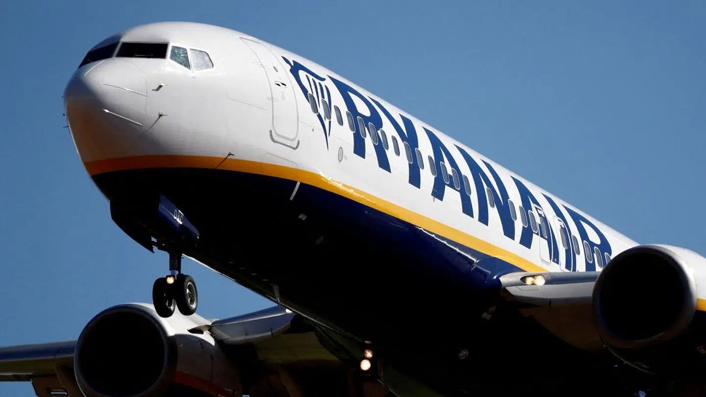 Et ældre ægteskal skulle betale 110 pund ekstra til Ryanair, fordi de var kommet til at downloade deres boardingpas til hjemturen, da de skulle af sted på ferien.