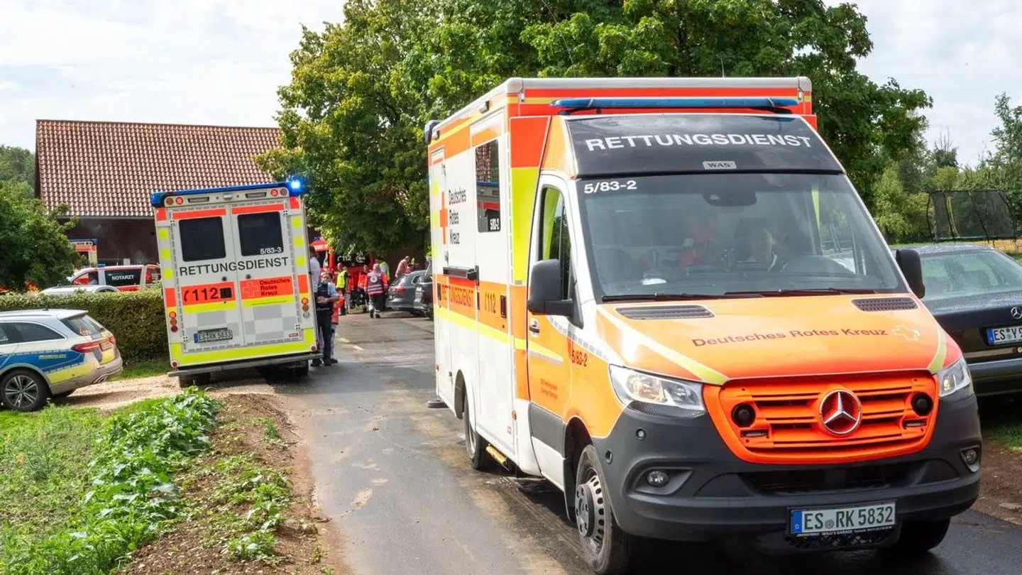 Lørdag blev tre personer alvorligt såret, da de blev ramt af et lynnedslag. De skete i en biergarten i den tyske by Unterensingen. Søndag døde en af de tilskadekomne.