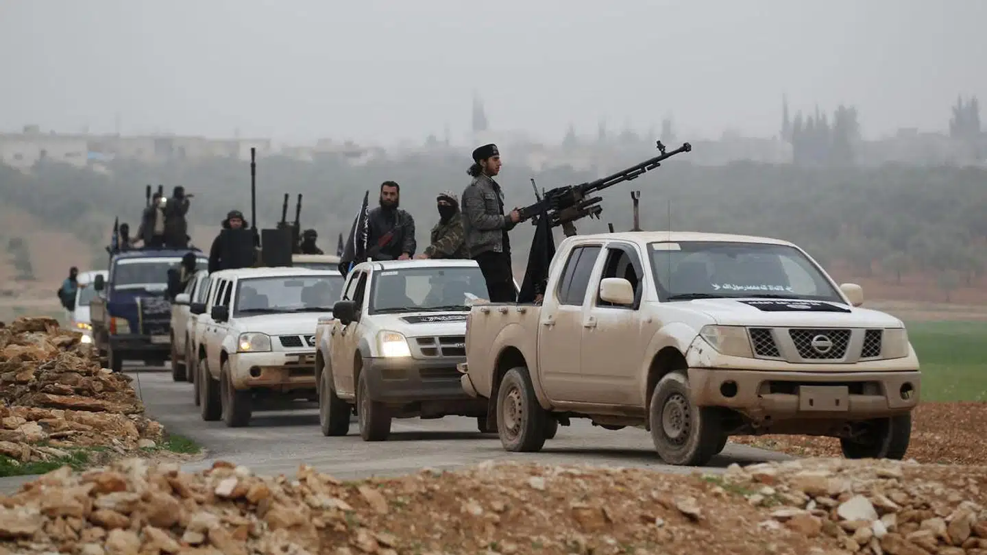 Soldater fra Jabhat al-Nusra, al-Qaedas afdeling i Syrien, patruljerer landsbyer nær byen Idlib. Gruppen vil bryde ud af al-Qaeda på en »organiseret« og på forhånd planlagt måde, oplyser kilder.