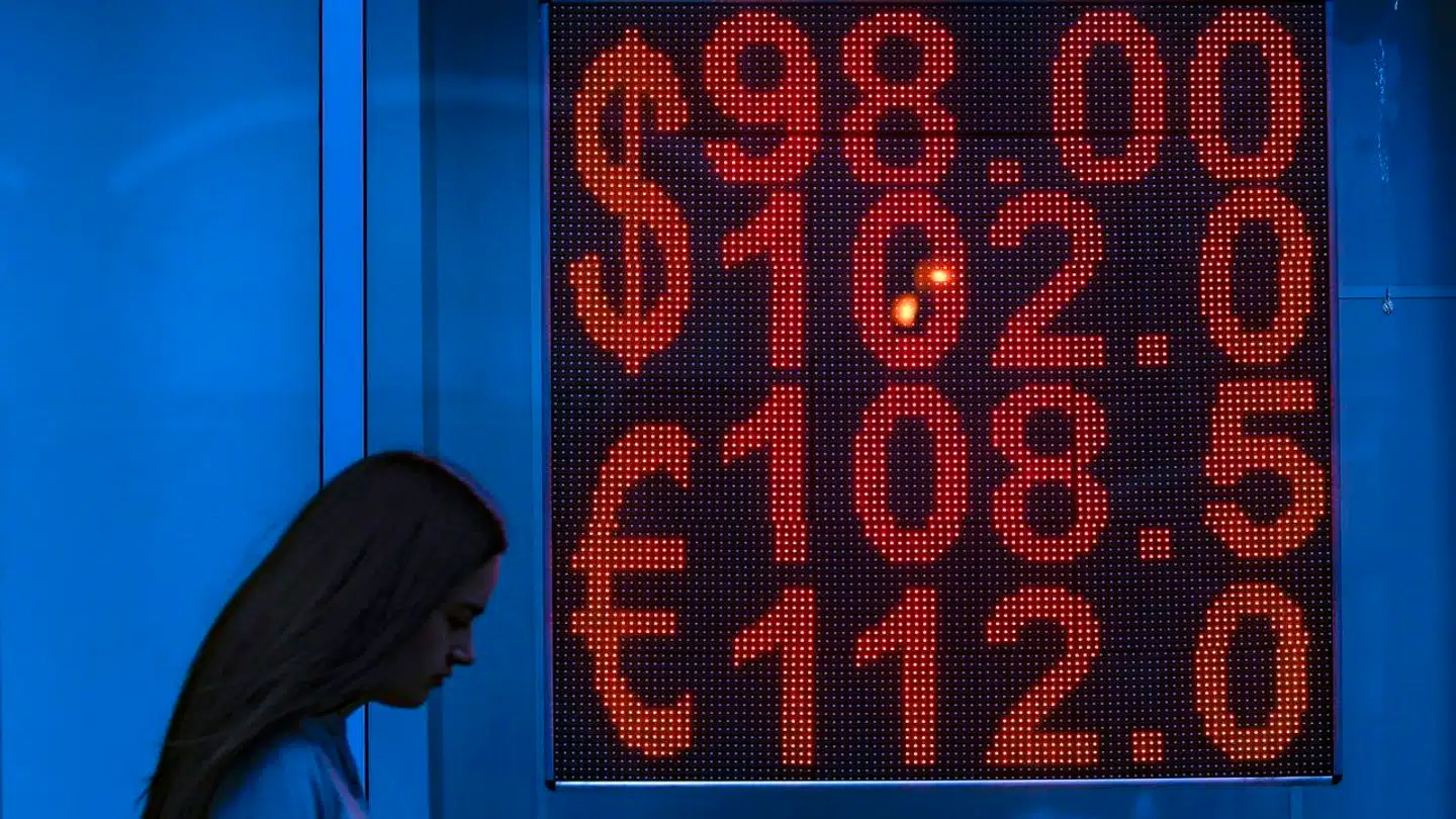 På en skærm ved et vekselkontor i Moskva, vises rublens vekselkurs over for dollar og euro. Den nåede sit laveste niveau i 16 måneder mandag.