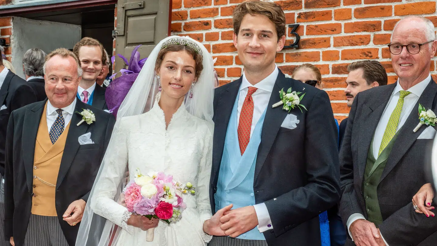 Hans Michael Jebsen ses her til venstre ved siden af bruden.